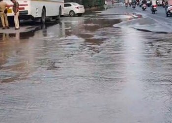 પોલીસ ભવન પાસે પાણીની લાઈન તૂટતા પાણીની રેલમછેલ | Water main breaks near police building causing wat…