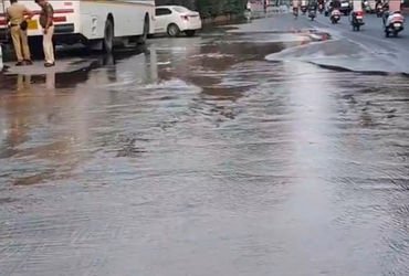 પોલીસ ભવન પાસે પાણીની લાઈન તૂટતા પાણીની રેલમછેલ | Water main breaks near police building causing wat…