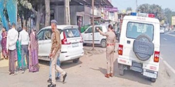 ઉમરેઠની થામણા ચોકડી નજીક કારના કાચ ચોડી રૂ. 5 લાખના મત્તાની ચોરી | Car window smashed near Thamna Ch…