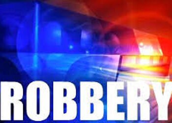 મોડીરાત્રે શટલ રિક્ષામાં બેઠેલા મુસાફરને ધમકાવી લૂંટી લીધો | A passenger sitting in a shuttle ricksh…