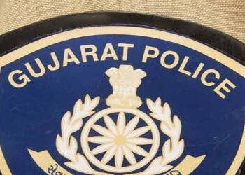 પીએસઆઈ સામેઅરજી, વિદ્યાર્થીને ધમકાવી ૩૦૦૦ પડાવી લીધા અને ૫૦૦નો મેમો આપ્યો | police extort money from…