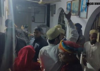 અમદાવાદ: ધોળકાના કૌકા ગામે લગ્ન પ્રસંગમાં ​મીઠાઈ ખાધા બાદ ફૂડ પોઈઝનિંગ, 50થી વધુ લોકોની તબિયત બગડી |…