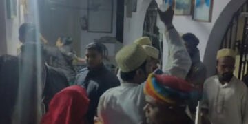 અમદાવાદ: ધોળકાના કૌકા ગામે લગ્ન પ્રસંગમાં ​મીઠાઈ ખાધા બાદ ફૂડ પોઈઝનિંગ, 50થી વધુ લોકોની તબિયત બગડી |…