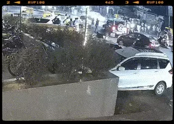 અમદાવાદમાં લુખ્ખા તત્વો બેફામ, વાસણામાં સરાજાહેર કારને આંતરીને ચાર શખ્સોએ કરી ધોકાવાળી | Ahmedabad N…