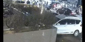 અમદાવાદમાં લુખ્ખા તત્વો બેફામ, વાસણામાં સરાજાહેર કારને આંતરીને ચાર શખ્સોએ કરી ધોકાવાળી | Ahmedabad N…