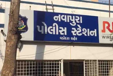 વડોદરામાં નવાપુરા એસએસસીની ઓફિસ નજીક રખડતી બે ગાય છોડાવવા આવેલા ગોપાલકો સામે ફરિયાદ | FIR against co…