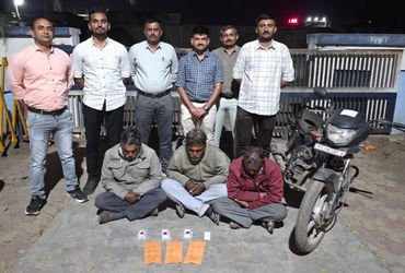 અમરેલીમાં લૂંટારુઓની ગેંગ ઝડપાઈ, લોકોને છેતરવાની આવી મોડસ ઓપરેન્ડી વિશે નહીં સાંભળ્યું હોય | Fraud G…