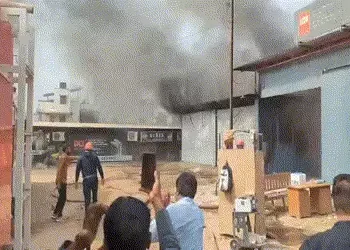 વડોદરાના ગોરવામાં વાહનોની બેટરીના ગોડાઉનમાં ભીષણ આગ, 7 ફાયર ફાઈટર કામે લાગ્યા | Massive fire breaks …