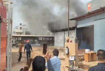 વડોદરાના ગોરવામાં વાહનોની બેટરીના ગોડાઉનમાં ભીષણ આગ, 7 ફાયર ફાઈટર કામે લાગ્યા | Massive fire breaks …