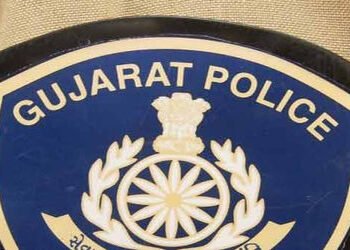વિદ્યાર્થી પાસેથી ૩૦૦૦ રુપિયા પડાવવાનો મામલો, ટ્રાફિક કોન્સ્ટેબલની હેડક્વાર્ટરમાં બદલી | vadodara tr…