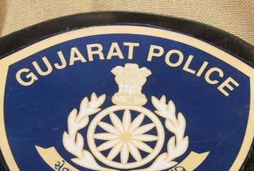 વિદ્યાર્થી પાસેથી ૩૦૦૦ રુપિયા પડાવવાનો મામલો, ટ્રાફિક કોન્સ્ટેબલની હેડક્વાર્ટરમાં બદલી | vadodara tr…