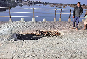 હળવદના ટીકર ગામે બ્રાહ્મણી નદી પરના પુલમાં ગાબડું પડયું | A gap has formed in the bridge over the Br…