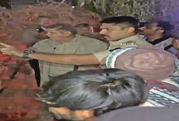 દસાડાના વાલેવડા ગામે પોલીસ-ગ્રામજનો વચ્ચે ઘર્ષણ : પી.આઇ.એ રિવોલ્વર કાઢી | Clashes between police and…