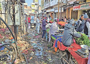 પોપટપરા શાકમાર્કેટમાં શૌચાલયની લાઈન તૂટતાં ગંદા પાણીની રેલમછેલ | Sewage overflows due to toilet line…