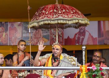 શંકરાચાર્ય VS તંત્ર: સ્વામી અવિમુક્તેશ્વરાનંદના શિબિરની બહાર ભારે હોબાળો, ‘બુલડોઝર બાબા’ના નારા લાગ્…