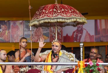 શંકરાચાર્ય VS તંત્ર: સ્વામી અવિમુક્તેશ્વરાનંદના શિબિરની બહાર ભારે હોબાળો, ‘બુલડોઝર બાબા’ના નારા લાગ્…