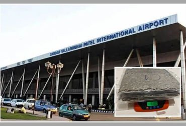 અમદાવાદ એરપોર્ટ રૂ. 12 કરોડનો હાઈબ્રિડ ગાંજો પકડાયો, મલેશિયાથી આવેલા 4 પેડલરની ધરપકડ | Major Drug Ra…