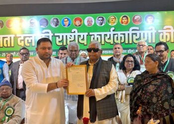 લાલુના યાદવના ‘લાલ’ને RJDની કમાન, હવે તેજસ્વી યાદવ ‘સુપર બોસ’, વિપક્ષે કહ્યું- ’22 કેસવાળો અધ્યક્ષ’ …