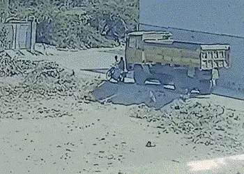 અમરેલી: સાવરકુંડલામાં કાળમુખા ડમ્પરે મહિલાને ચગદી, પતિની નજર સામે પત્નીનું કમકમાટીભર્યું મોત | Amrel…