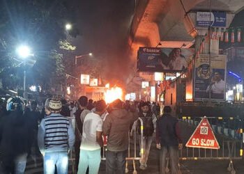 ચૂંટણી વેર કે વર્ચસ્વની જંગ? કોલકાતામાં TMC અને ભાજપ સમર્થકો વચ્ચે પથ્થરમારો-આગચંપી | TMC vs BJP Cla…