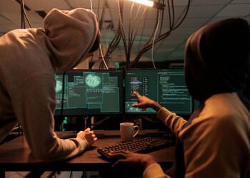 આધાર કાર્ડ હેક કરી તેની સાથે લિન્ક કરેલા બેન્ક ખાતામાં સાયબર ફ્રોડના કેસ વધતાં ચિંતા | Aadhaar Linke…