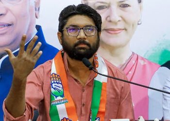 SC મોરચાના પ્રમુખ મુદ્દે કોંગ્રેસમાં ડખો: મેવાણી અને કિરીટ પટેલ સામ-સામે થયા | Gujarat Congress Face…