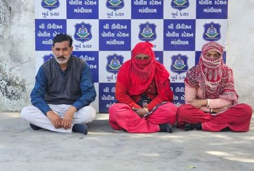 કચ્છ: ગાંધીધામમાં ઓટલા પર બેસવા જેવી નજીવી બાબતે આધેડને જીવતો સળગાવ્યો, બે મહિલા સહિત ત્રણની ધરપકડ |…