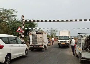 નર્મદા-વડોદરાને જોડતાં પુલ પર કાયદાના ધજાગરા: પ્રતિબંધ છતાં લોખંડની એન્ગલો તોડી ભારે વાહનોની એન્ટ્રી…