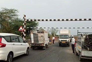નર્મદા-વડોદરાને જોડતાં પુલ પર કાયદાના ધજાગરા: પ્રતિબંધ છતાં લોખંડની એન્ગલો તોડી ભારે વાહનોની એન્ટ્રી…