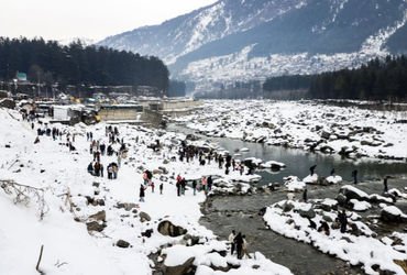 બરફની મજા લેવા હિમાચલ ગયેલા પ્રવાસીઓ અટવાયા! 1250 રસ્તા બંધ, કોલ્ડવેવનું એલર્ટ | Snowfall Disrupts H…