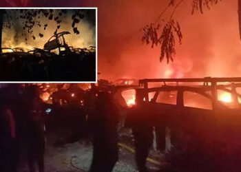 સુરત: કામરેજ ટોલ પ્લાઝા નજીક ભંગારના ગોડાઉનમાં ભીષણ આગ, 15થી વધુ કાર બળીને ખાખ | Surat Blaze: Scrap …