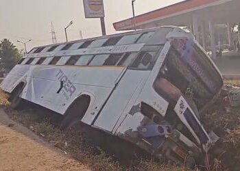 સુરેન્દ્રનગર: સાયલા-ચોટીલા હાઈવે પર ખાનગી બસ પલટી, 15થી વધુ મુસાફરો ઈજાગ્રસ્ત | Surendranagar: Priva…