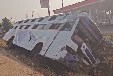 સુરેન્દ્રનગર: સાયલા-ચોટીલા હાઈવે પર ખાનગી બસ પલટી, 15થી વધુ મુસાફરો ઈજાગ્રસ્ત | Surendranagar: Priva…