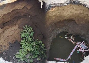 વડોદરા ભુવા નગરી બની: અકોટાથી મુંજમહુડાના મુખ્ય રસ્તા પર વધુ બે ભૂવા પડ્યા | Vadodara: Two more poth…