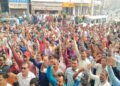 વડોદરા: દેશ વ્યાપી હડતાલમાં શહેરની બેન્કોના કર્મીઓ જોડાયા: કરોડોનું ક્લિયરન્સ અટક્યું : દેખાવો | Vad…