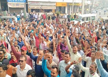 વડોદરા: દેશ વ્યાપી હડતાલમાં શહેરની બેન્કોના કર્મીઓ જોડાયા: કરોડોનું ક્લિયરન્સ અટક્યું : દેખાવો | Vad…