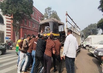 વડોદરા: રસ્તા પર અનધિકૃત પાર્ક અને બંધ પડેલા વાહનો સામે દબાણ શાખાનો સપાટો: અનેક વાહનો જપ્ત | Vadodar…