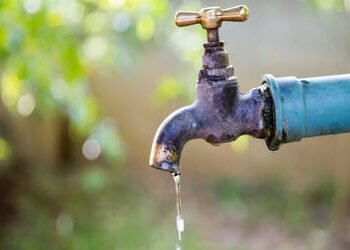 સયાજીગંજ નવી નગરીમાં પાણીનો કકળાટ: માટલા ફોડી વિરોધ: પાણી નહીં તો વોટ નહીં | Vadodara: Water shortag…