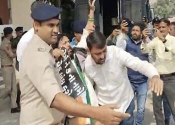 વડોદરામાં SIRની કામગીરીનો વિરોધ, કોંગ્રેસ પ્રમુખ સહિતના કાર્યકરોની અટકાયત | Vadodara Protest against…