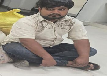 સુરેન્દ્રનગરમાં ટાવર ચોક નજીક રિક્ષામાંથી 5 હજાર લીટર દેશી દારૃ ઝડપાયો | country liquor seized from …