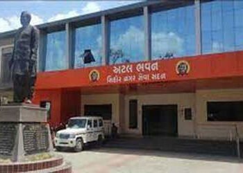 સિહોર ન.પા.ના સુપરવાઈઝરની બેદરકારીને લઈ ઉપયોગી 12 વાહનો બંધ હાલતમાં | closed condition due to the ne…