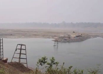 VIDEO : નર્મદા નદીમાં પોઈચા પુલ નીચે ગેરકાયદે પુલ બનાવીને રેતી ખનનનો દાવો, લીઝ ધારકનો લૂલો બચાવ | Le…