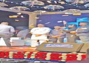 કઠલાલ દારૂકાંડના આરોપી અને ભાજપના હોદ્દેદારનો રૂપિયા ઉડાડતો વીડિયો વાયરલ | Video of Kathlal liquor c…