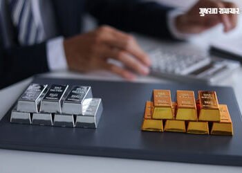 ચાંદી એક દિવસમાં 40,500 રૂપિયા થઈ મોંઘી, 7,300 રૂપિયાના ઉછાળા સાથે સોનાનો પણ નવો ઈતિહાસ | Gold Silve…