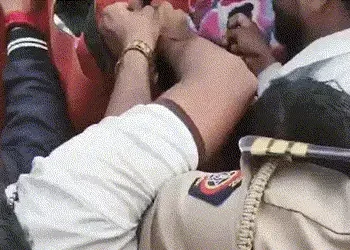 Ajit Pawar Plane Crash: બારામતી હોસ્પિટલની બહાર ધ્રુસકે ધ્રુસકે રડ્યા NCP કાર્યકરો, પવાર પરિવાર રવાન…