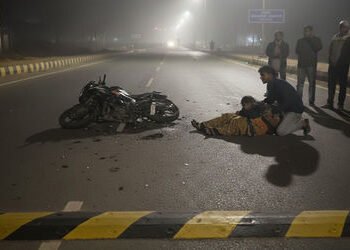 માતા-પિતાને બાઈક પર લઈ જતા યુવકને સ્પીડ બ્રેકર ન દેખાતા બાઈક ઉછળી, માતા ઊંધા માથે પટકાઈ | young man …