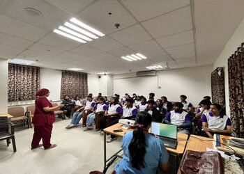 વડોદરા ઇન્ટરનેશનલ મેરેથોન પૂર્વે સ્વયંસેવકોને CPRની તાલીમ અપાઈ | Volunteers trained in CPR before Va…