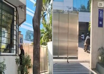 સુરતમાં ITના દરોડા: ગજેરા પરિવારના લક્ષ્મી ડાયમંડ અને મહાકાલ ગ્રૂપના 20થી વધુ સ્થળે તપાસ | Surat IT …