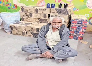 સોલડી ગામે દારૂની 1420 બોટલ સાથે એક શખ્સ ઝડપાયો | A man was arrested with 1420 bottles of liquor in …