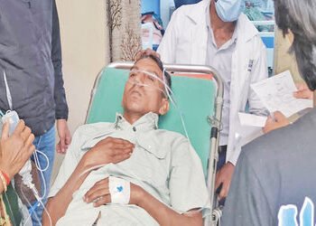 ધ્રાંગધ્રામાં ડી.સી.ડબલ્યુ કંપની સામે ઉપવાસ પર ઉતરેલા કામદારની તબિયત લથડી | The health of a worker w…